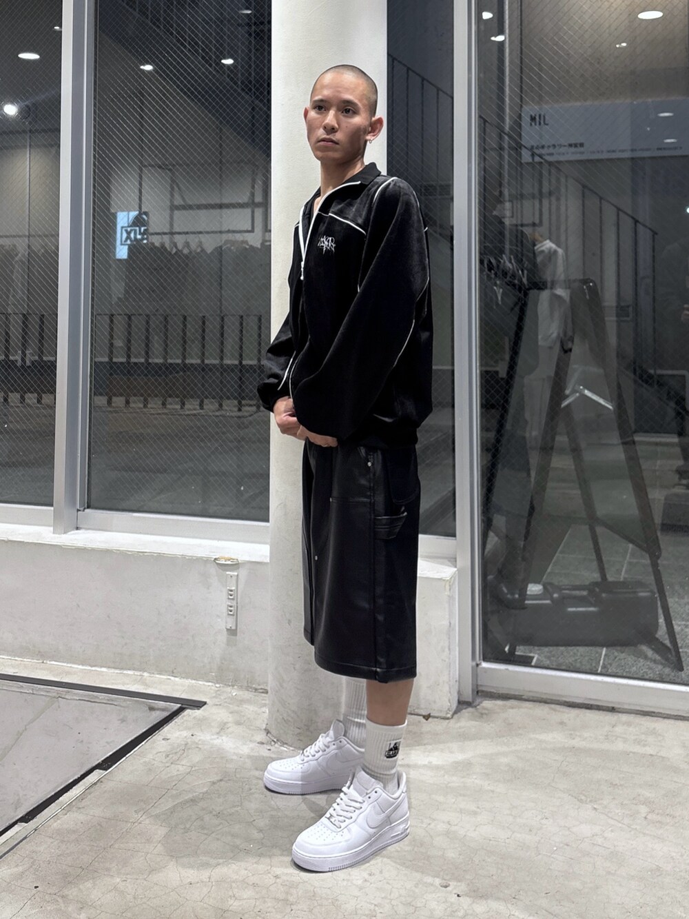 ブラック系のブルゾンを着用したメンズの秋コーディネートの2枚目の写真