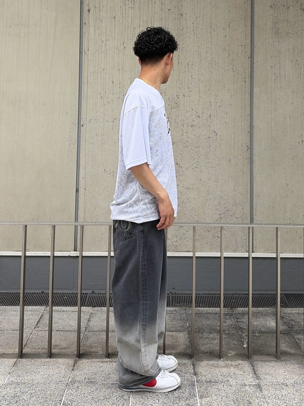 ホワイト系のTシャツ/カットソー、ブラック系のデニムパンツを着用したメンズの夏コーディネートの3枚目の写真