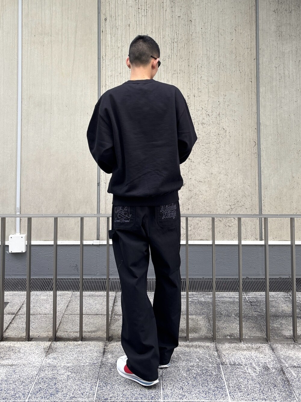 ブラック系のスウェット、ブラック系のその他パンツを着用したメンズの冬コーディネートの4枚目の写真