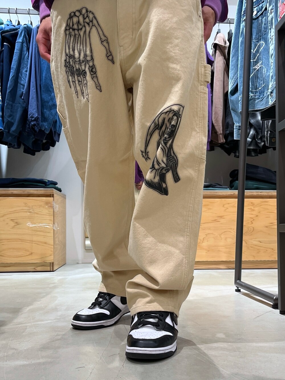 パープル系のスウェット、ベージュ系のその他パンツ、ブルー系のニットキャップ/ビーニーを着用したメンズの秋コーディネートの8枚目の写真