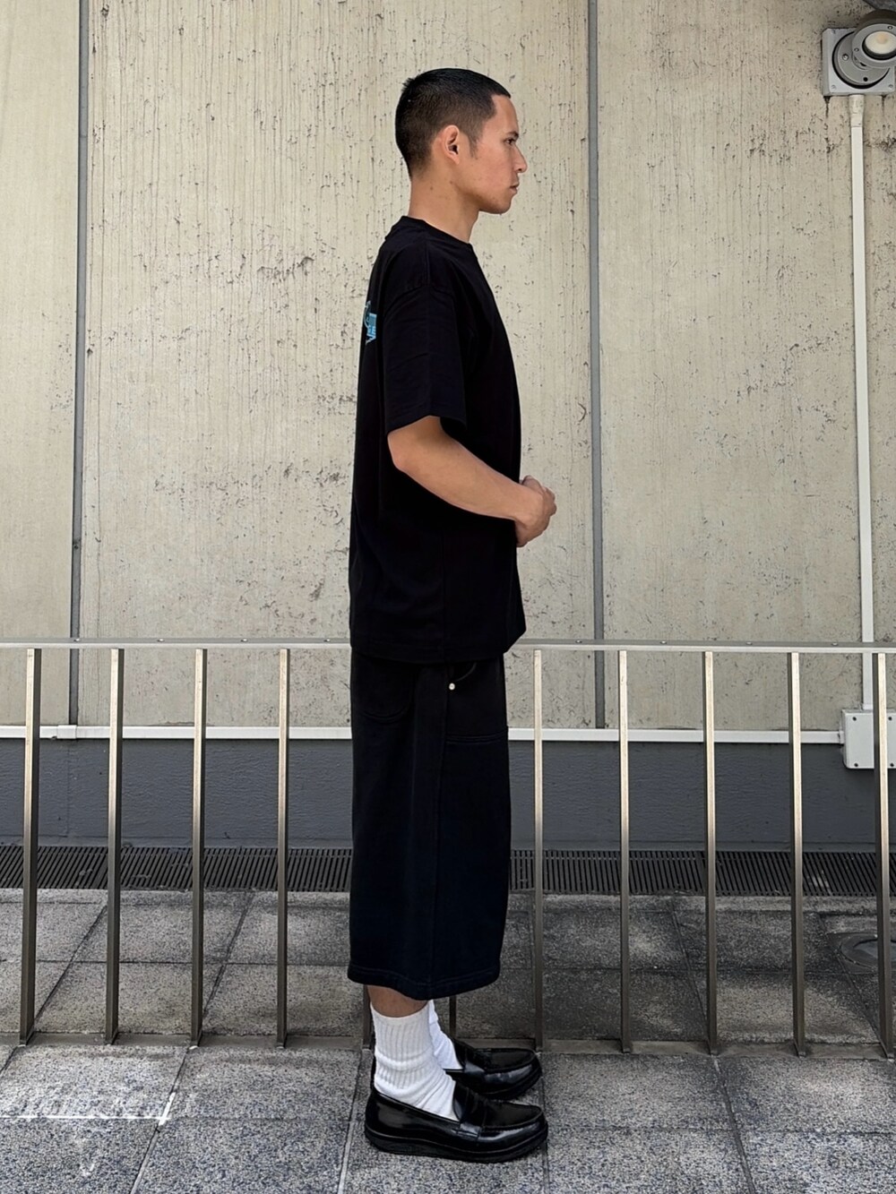 ホワイト系のTシャツ/カットソー、グレー系のスウェットパンツを着用したメンズの夏コーディネートの4枚目の写真