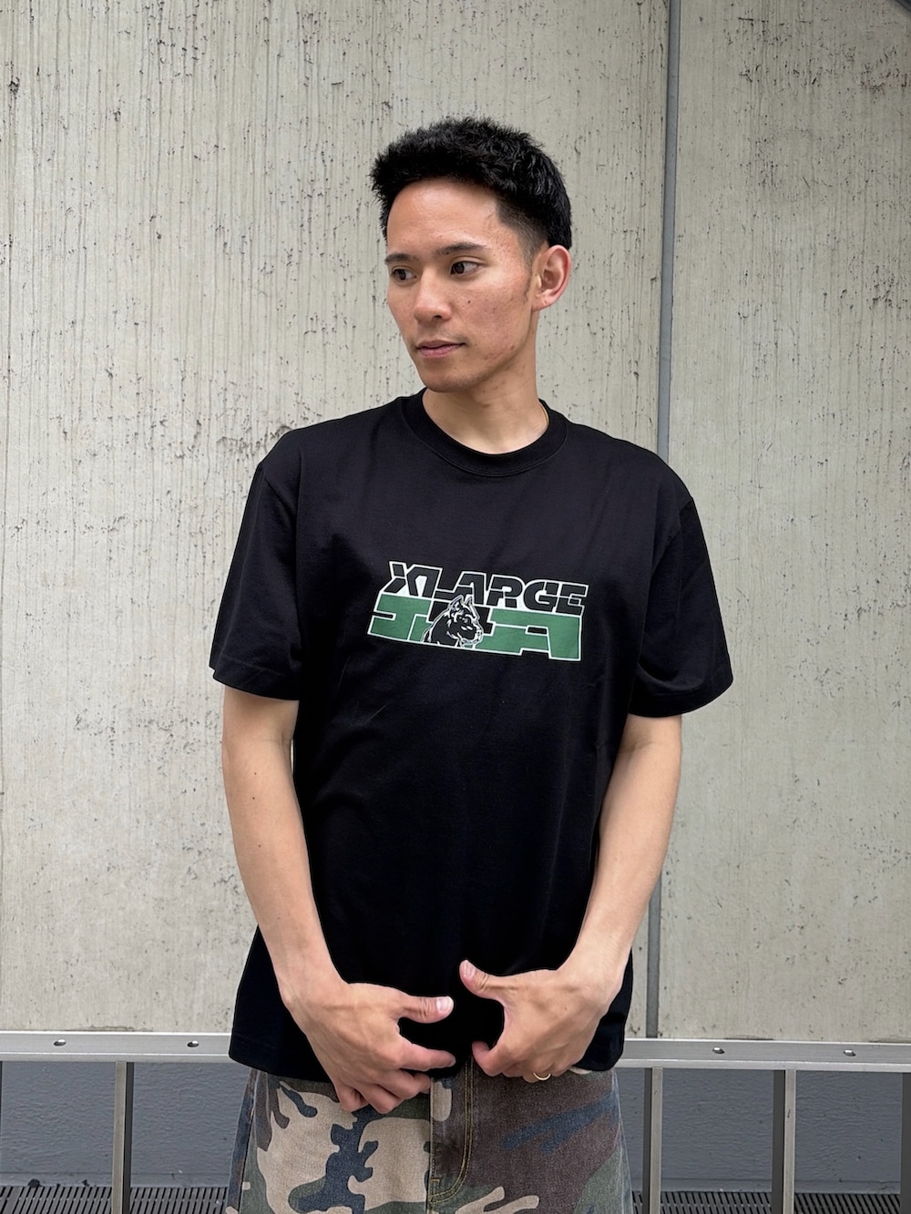 その他のその他パンツ、ブラック系のTシャツ/カットソーを着用したメンズの夏コーディネートの5枚目の写真