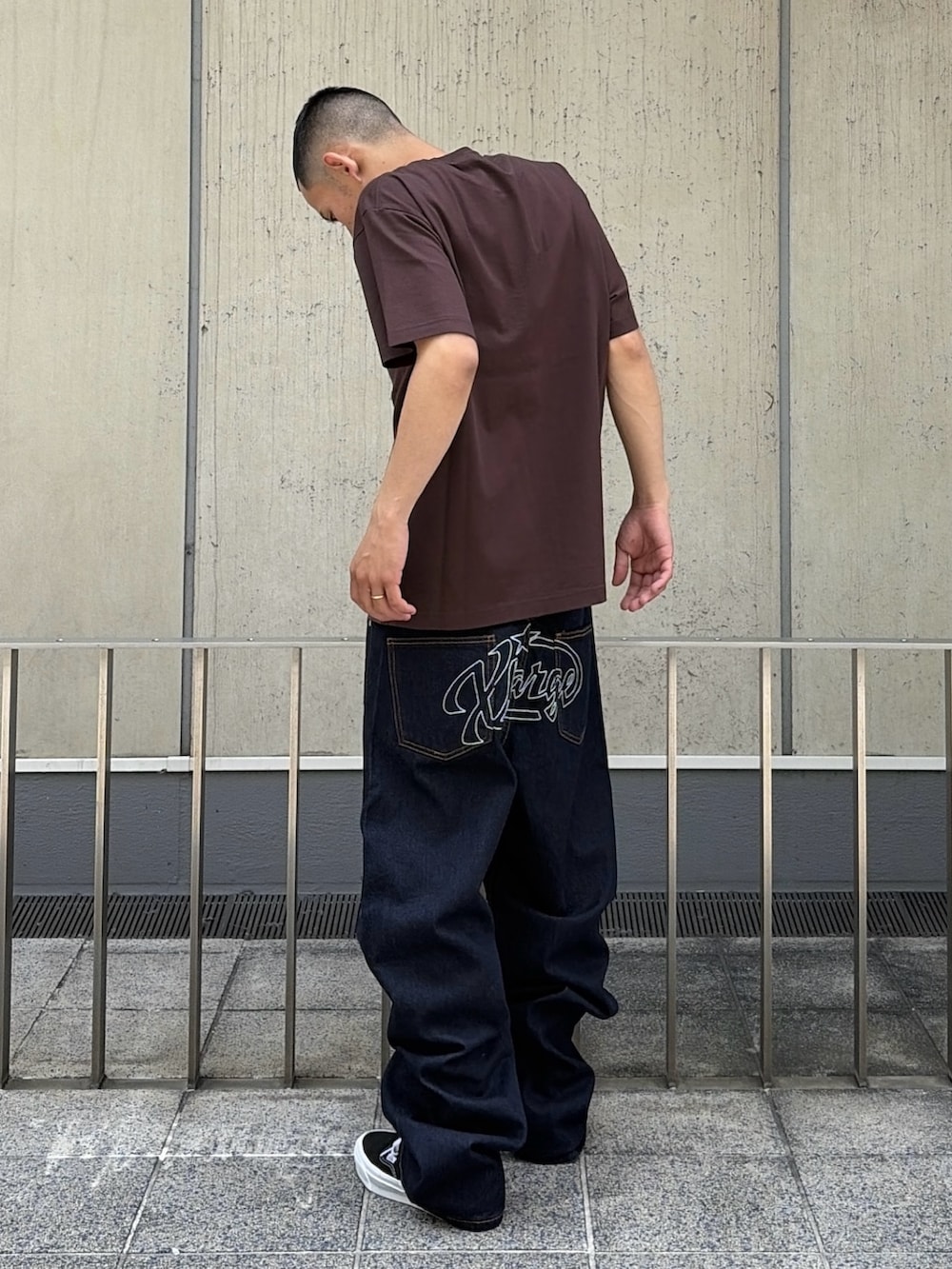 ブラウン系のTシャツ/カットソー、ブラック系のデニムパンツを着用したメンズの夏コーディネートの3枚目の写真