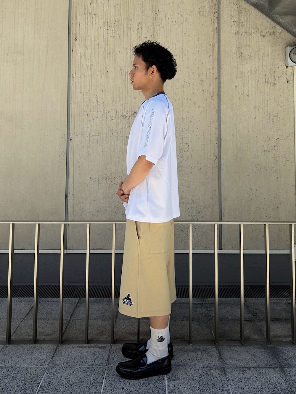 ブラック系のTシャツ/カットソー、ブラック系のスウェットパンツを着用したメンズの春コーディネートの2枚目の写真