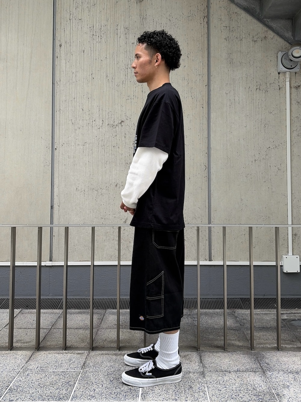 ホワイト系のTシャツ/カットソー、ホワイト系のTシャツ/カットソー、グリーン系のデニムパンツを着用したメンズの夏コーディネートの3枚目の写真