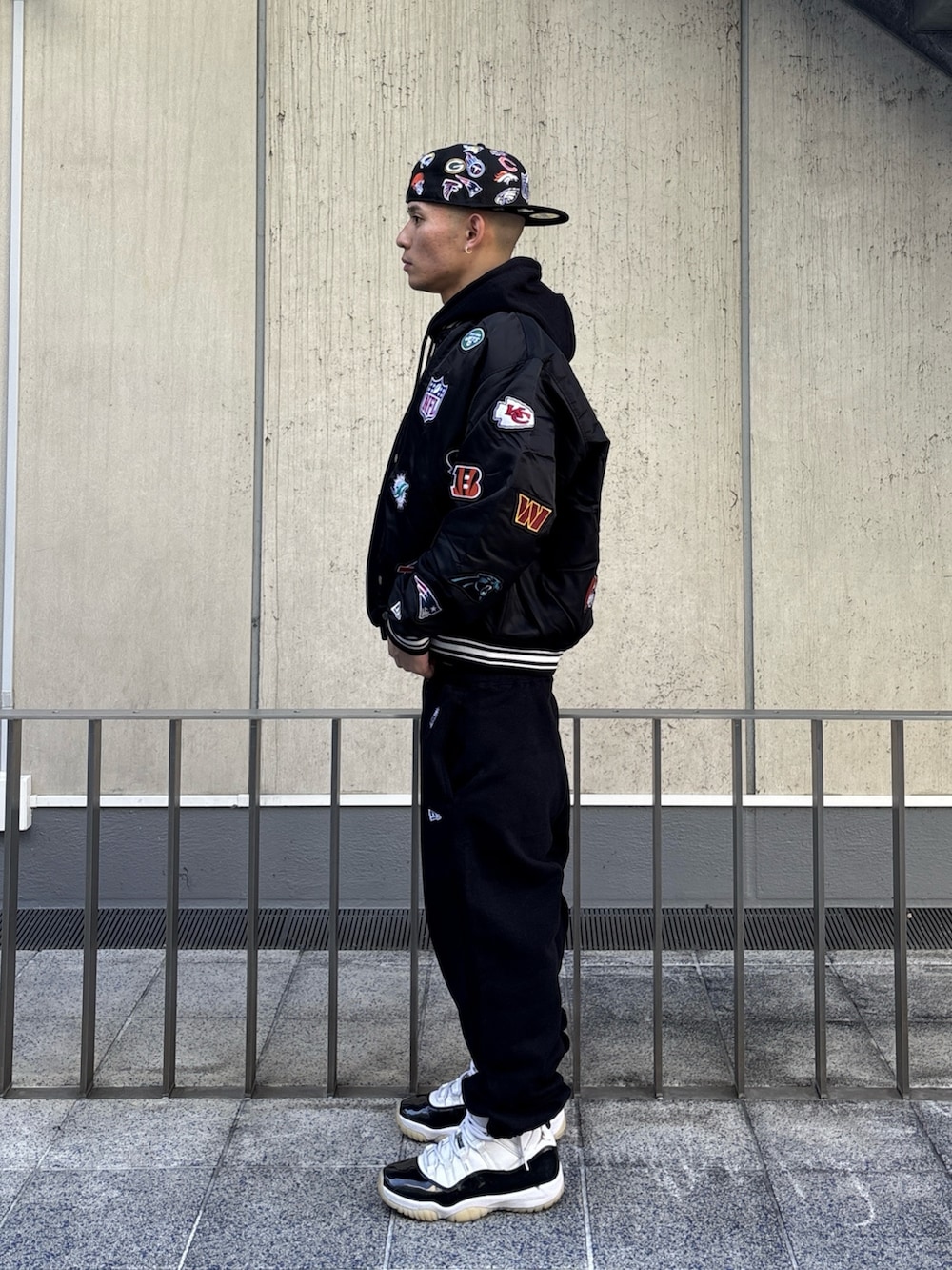 ブラック系のブルゾン、ブラック系のパーカー、ブラック系のスウェットパンツを着用したメンズの冬コーディネートの2枚目の写真