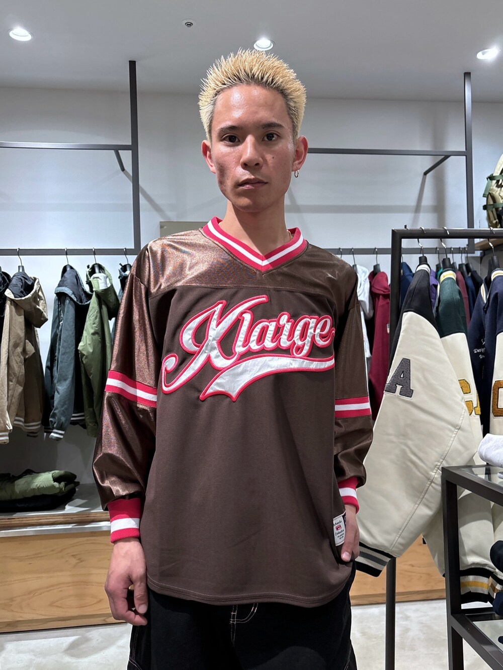 ブラウン系のシャツ/ブラウス、ブラック系のカーゴパンツを着用したメンズの冬コーディネートの6枚目の写真