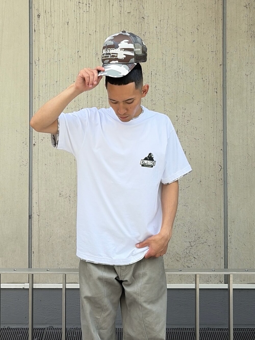 ブラック系のTシャツ/カットソー、グレー系のその他パンツ、その他のキャップを着用したメンズの夏コーディネートの7枚目の写真