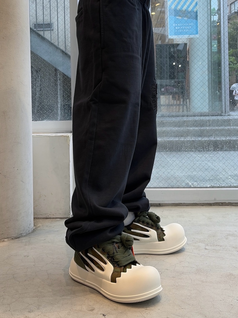 ブルー系のブルゾン、ブラック系のその他パンツ、ブラック系のキャップを着用したメンズの秋コーディネートの7枚目の写真