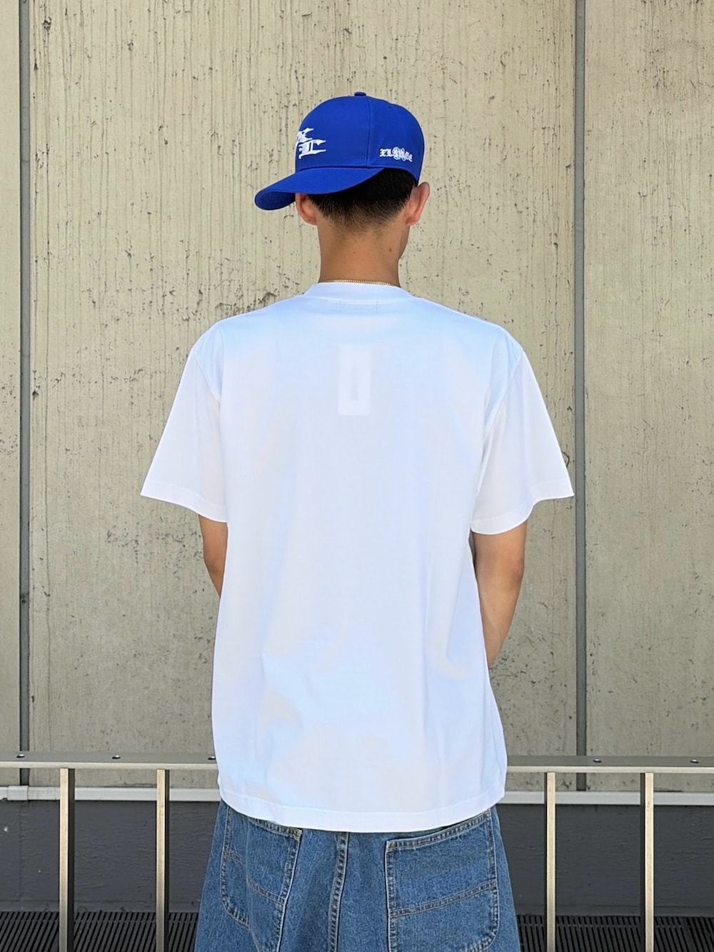 ブラック系のTシャツ/カットソー、その他のその他パンツ、ブルー系のキャップを着用したメンズの夏コーディネートの7枚目の写真