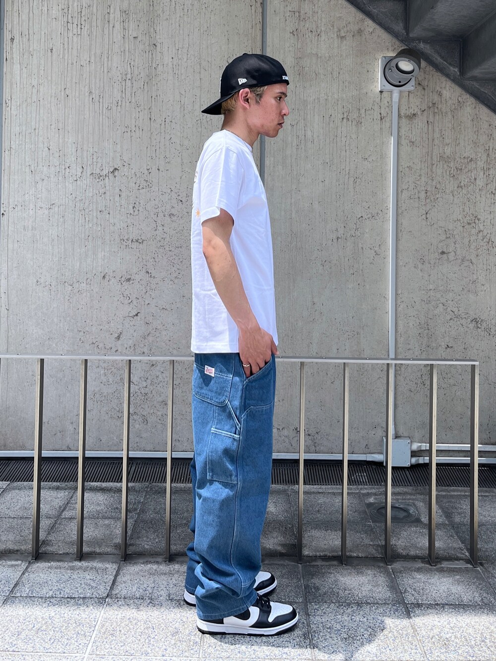 ホワイト系のTシャツ/カットソー、グリーン系のその他パンツ、ブラック系のキャップを着用したメンズの夏コーディネートの4枚目の写真