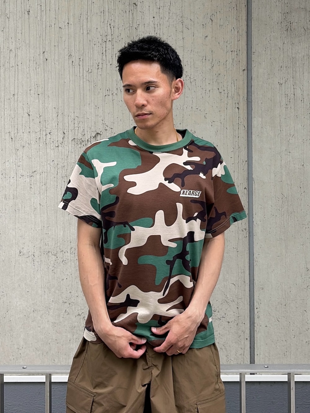 その他のTシャツ/カットソーを着用したメンズの夏コーディネートの7枚目の写真