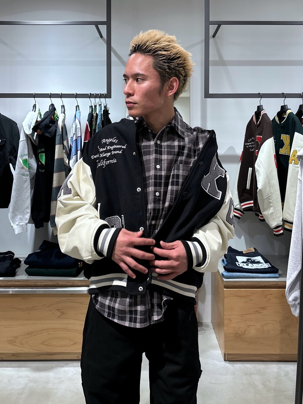 ブラック系のスタジャン、グレー系のシャツ/ブラウス、ブラック系のその他パンツを着用したメンズの冬コーディネートの5枚目の写真