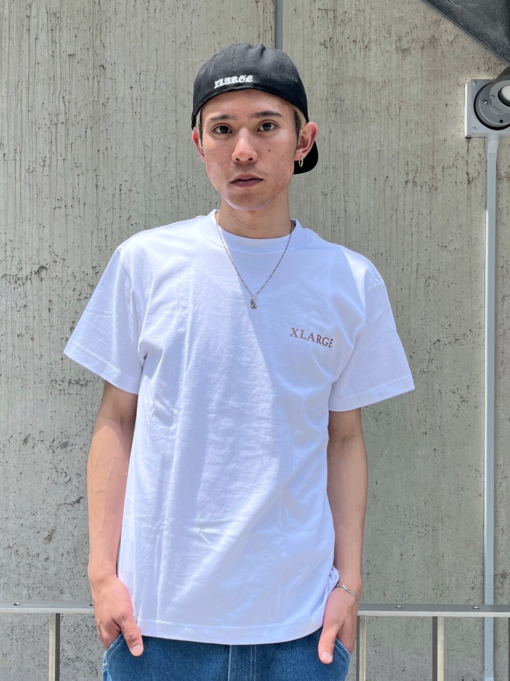 ホワイト系のTシャツ/カットソー、グリーン系のその他パンツ、ブラック系のキャップを着用したメンズの夏コーディネートの5枚目の写真