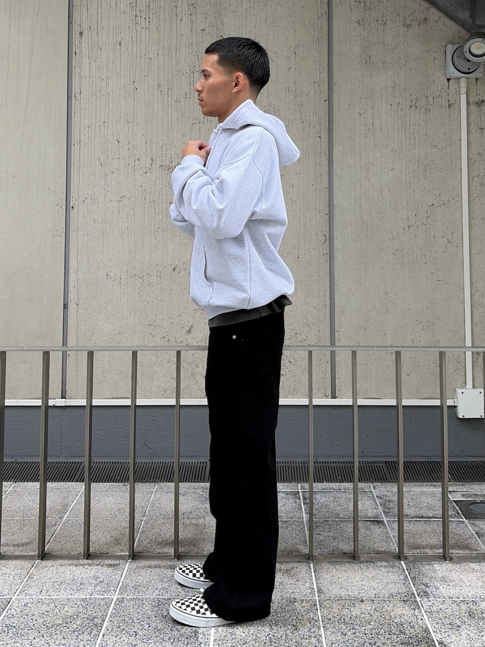 ブラック系のその他パンツ、グレー系のTシャツ/カットソーを着用したメンズの夏コーディネートの2枚目の写真