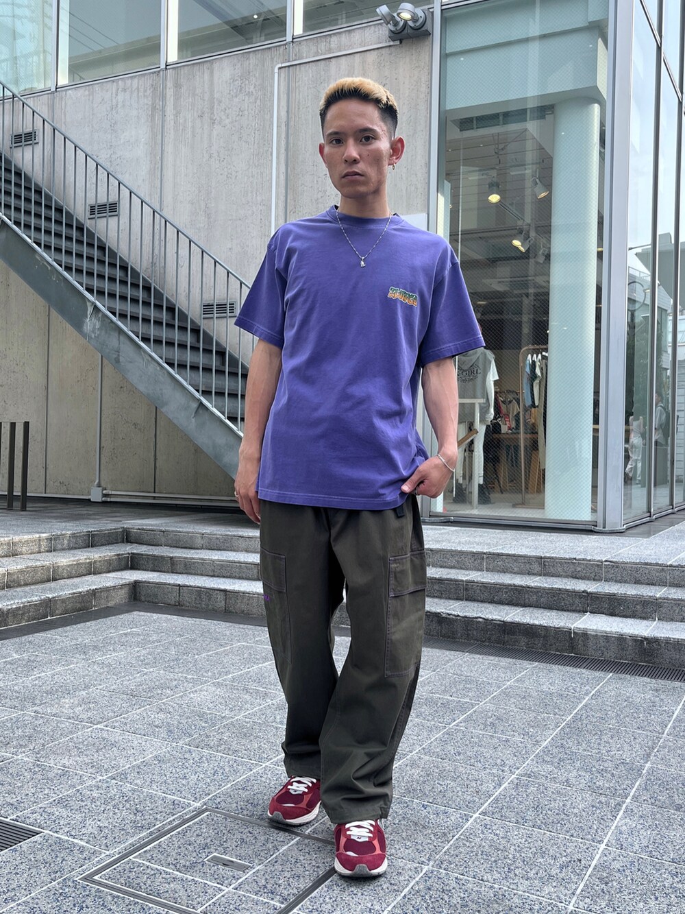 ブラック系のTシャツ/カットソー、グレー系のカーゴパンツを着用したメンズの夏コーディネートの2枚目の写真