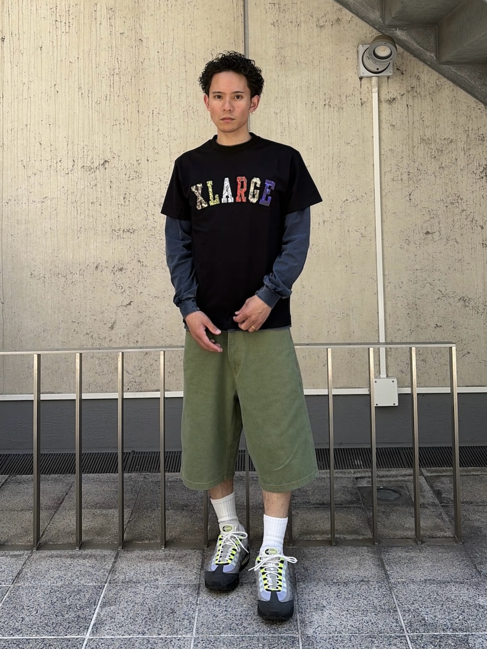 ブルー系のTシャツ/カットソー、グリーン系のデニムパンツ、ブラック系のTシャツ/カットソーを着用したメンズの春コーディネートの2枚目の写真
