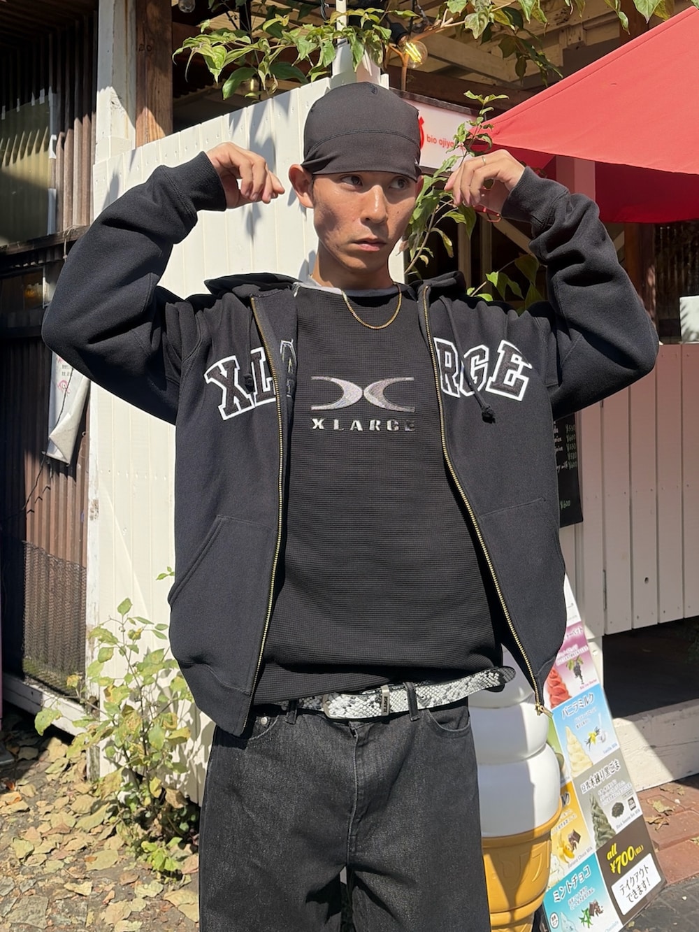 グレー系のパーカー、ホワイト系のTシャツ/カットソー、ブルー系のデニムパンツを着用したメンズの秋コーディネートの7枚目の写真