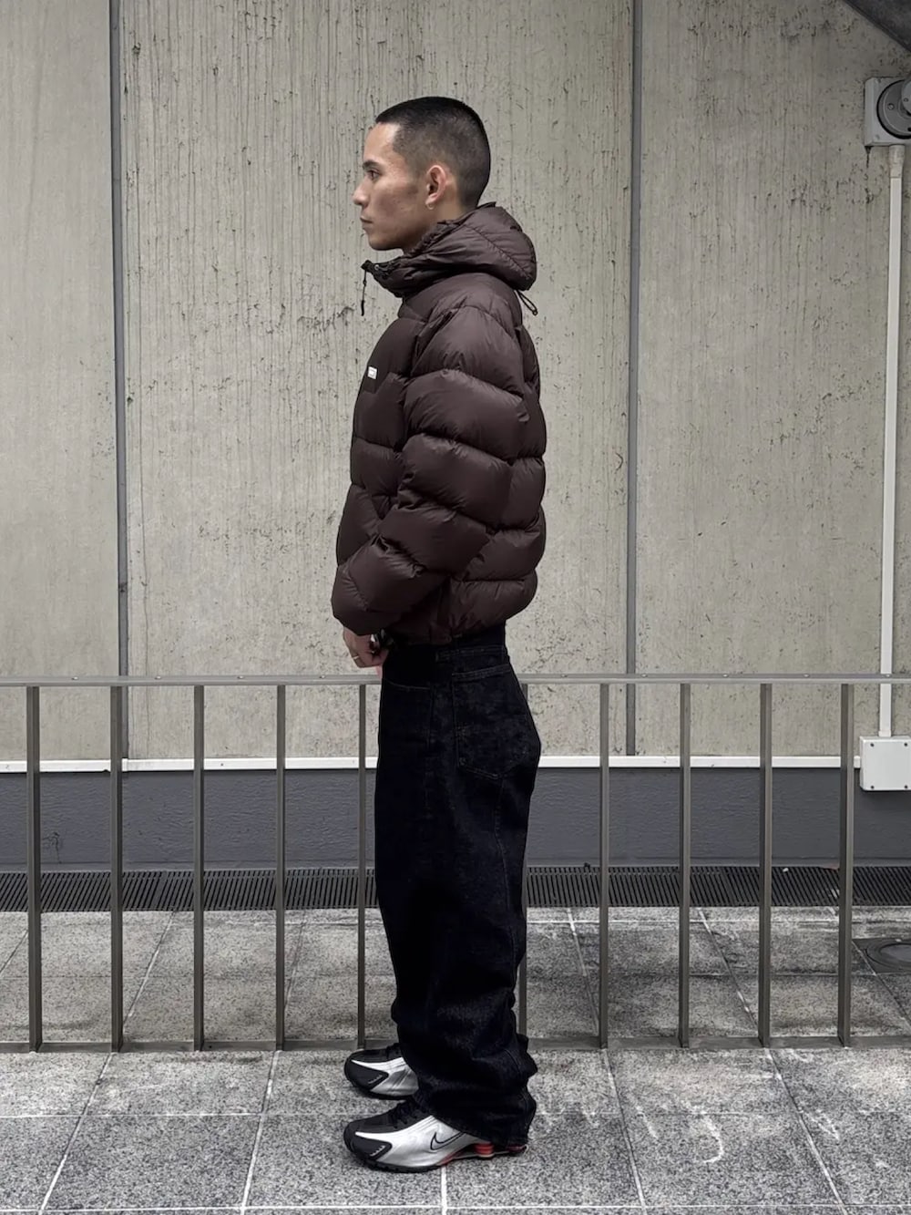 グリーン系のダウンジャケット/コート、ブラック系のデニムパンツを着用したメンズの冬コーディネートの2枚目の写真