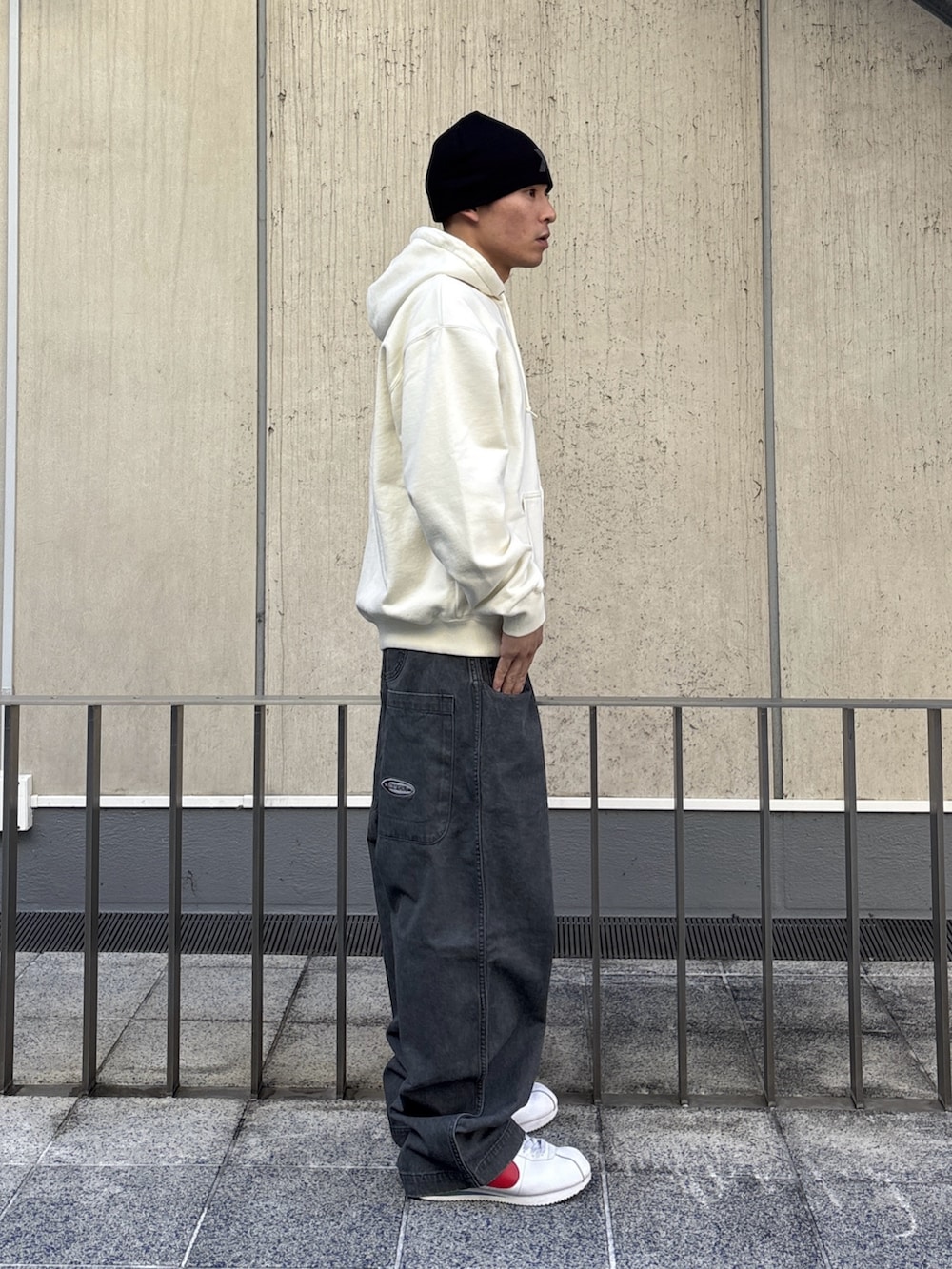 ホワイト系のパーカー、グレー系のその他パンツ、ブラック系のニットキャップ/ビーニーを着用したメンズの冬コーディネートの3枚目の写真