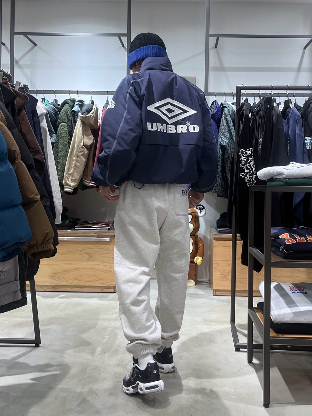 ブルー系のブルゾン、グレー系のスウェットパンツ、ブラック系のニットキャップ/ビーニーを着用したメンズの秋コーディネートの5枚目の写真