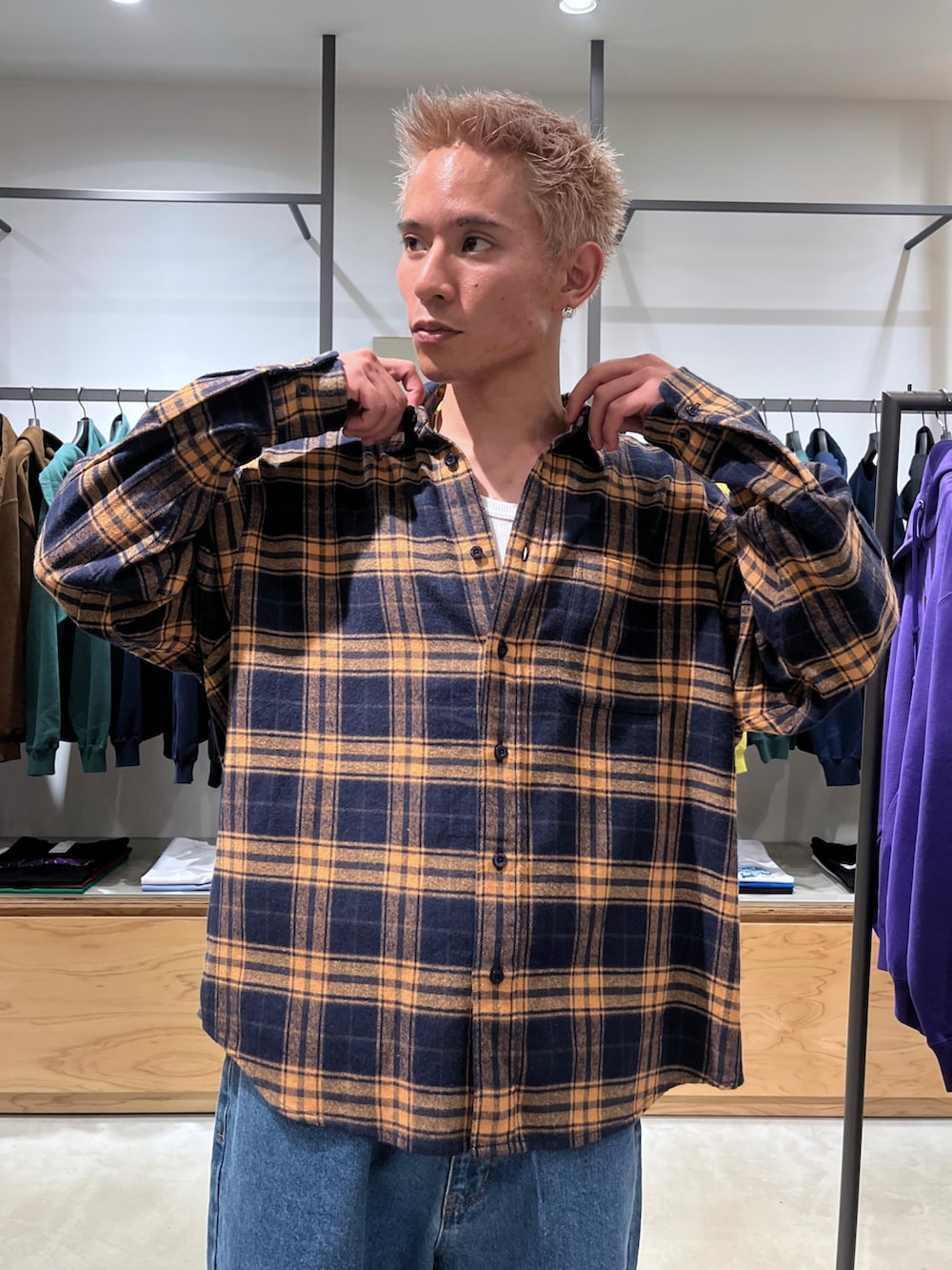 ブルー系のデニムパンツ、オレンジ系のシャツ/ブラウスを着用したメンズの秋コーディネートの4枚目の写真