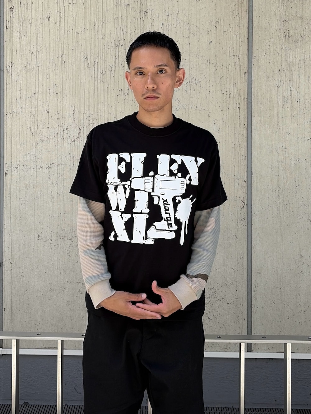 ブラック系のTシャツ/カットソー、その他のTシャツ/カットソー、ブラック系のその他パンツを着用したメンズの夏コーディネートの9枚目の写真