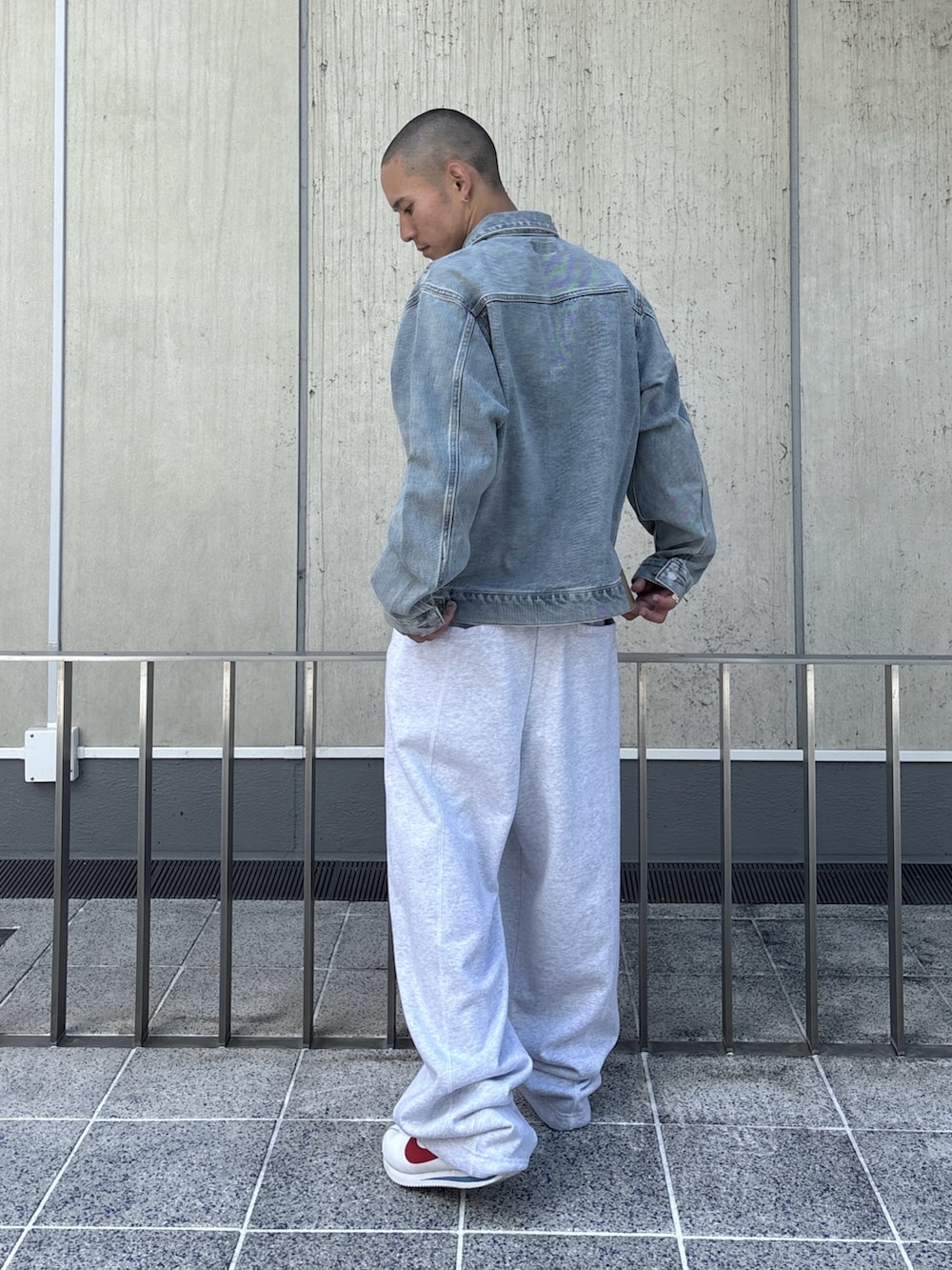 ブラック系のデニムジャケット、グレー系のスウェットパンツを着用したメンズの秋コーディネートの3枚目の写真