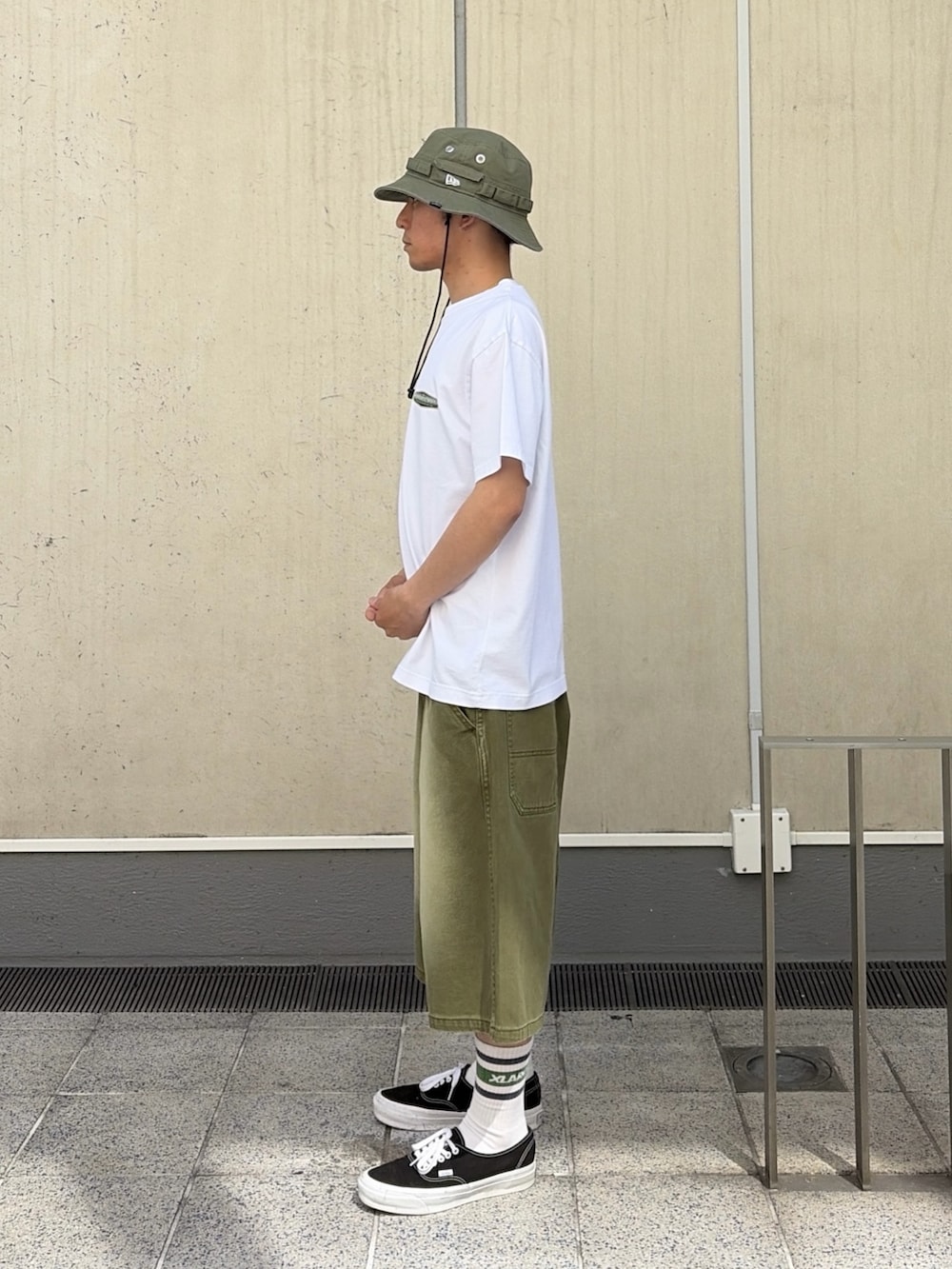 その他のその他パンツ、ホワイト系のTシャツ/カットソー、ブラック系のハットを着用したメンズの春コーディネートの2枚目の写真