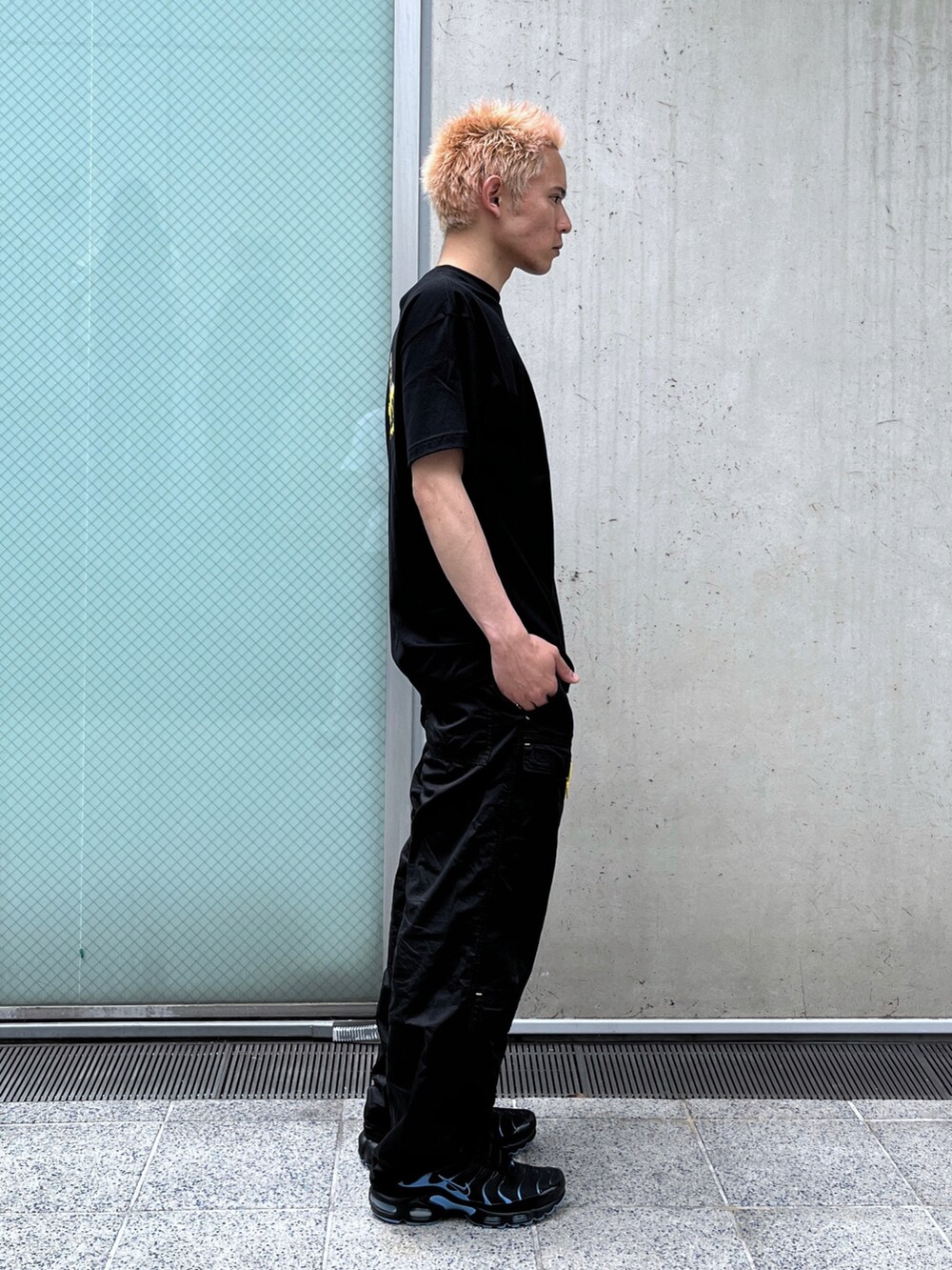 ホワイト系のTシャツ/カットソー、ブラック系のその他パンツを着用したメンズの夏コーディネートの5枚目の写真