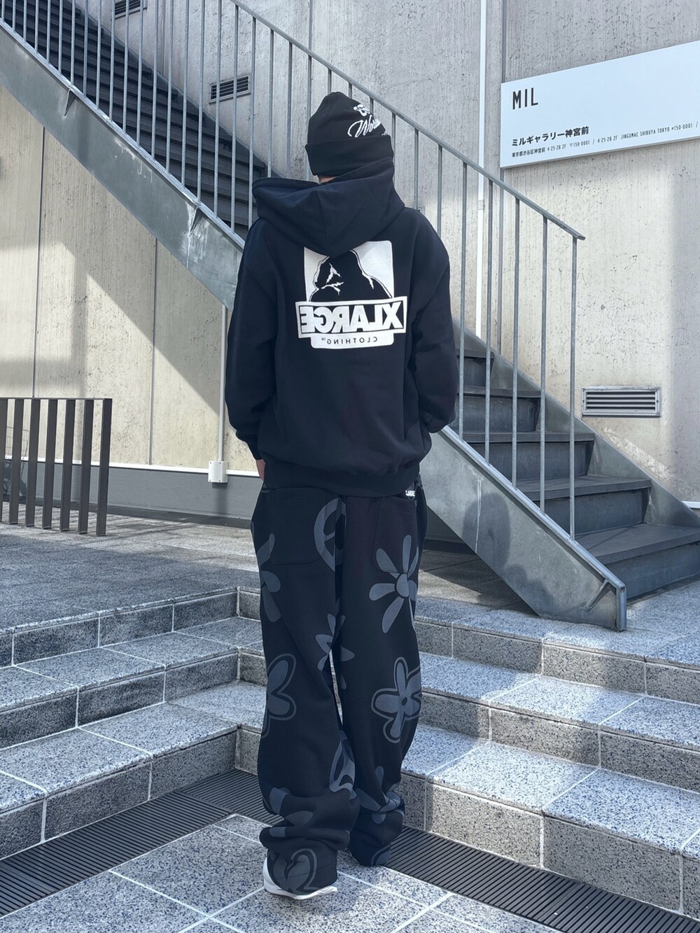 ブラック系のパーカー、ブラック系のスウェットパンツ、ブラック系のニットキャップ/ビーニーを着用したメンズの秋コーディネートの4枚目の写真