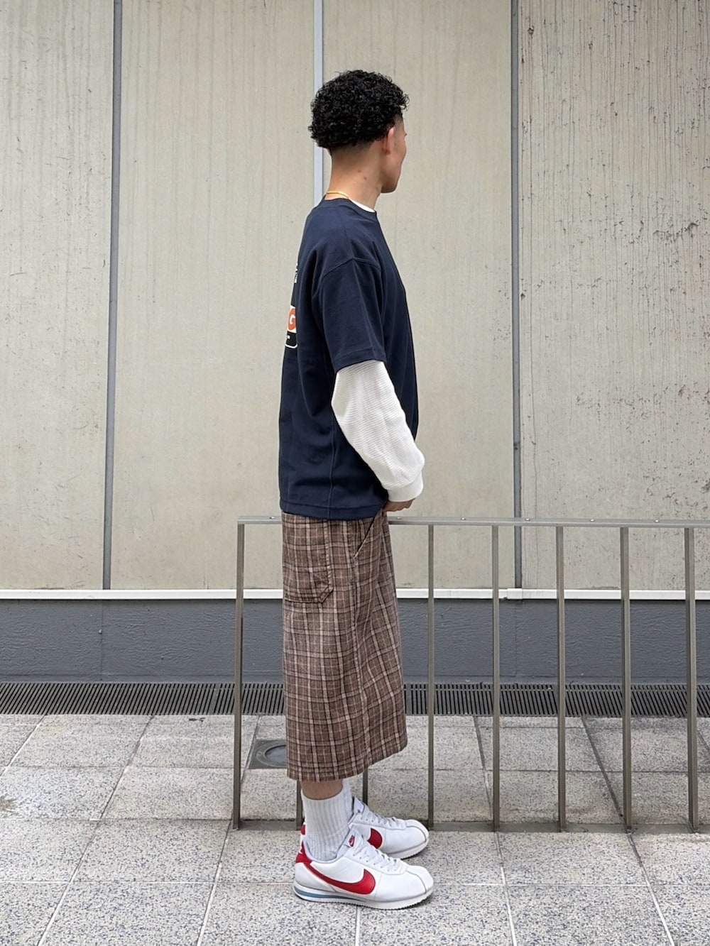 ブラック系のTシャツ/カットソー、その他のその他パンツ、ホワイト系のTシャツ/カットソーを着用したメンズの春コーディネートの3枚目の写真