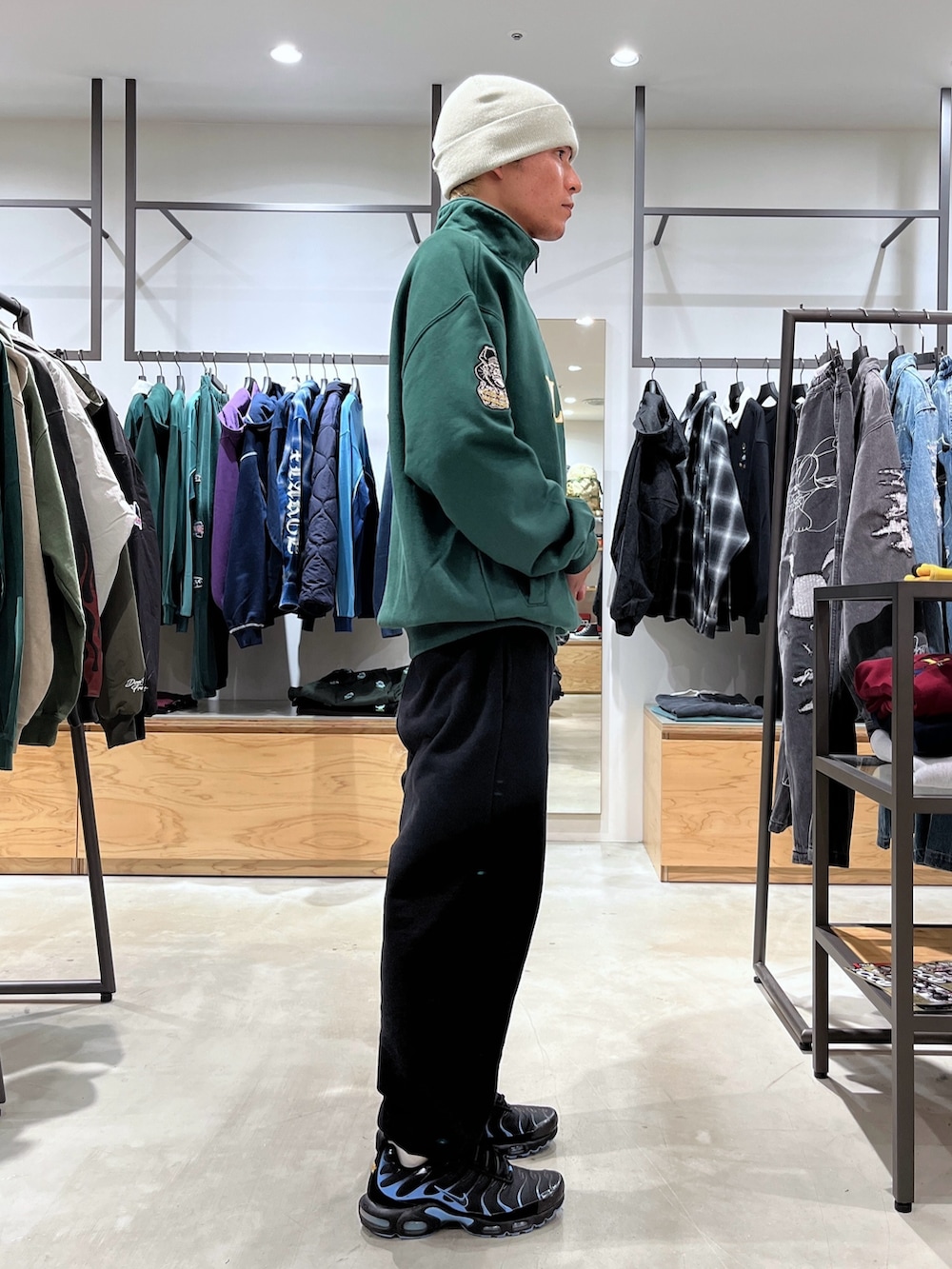 グレー系のスウェットパンツ、グリーン系のスウェット、グレー系のニットキャップ/ビーニーを着用したメンズの秋コーディネートの4枚目の写真