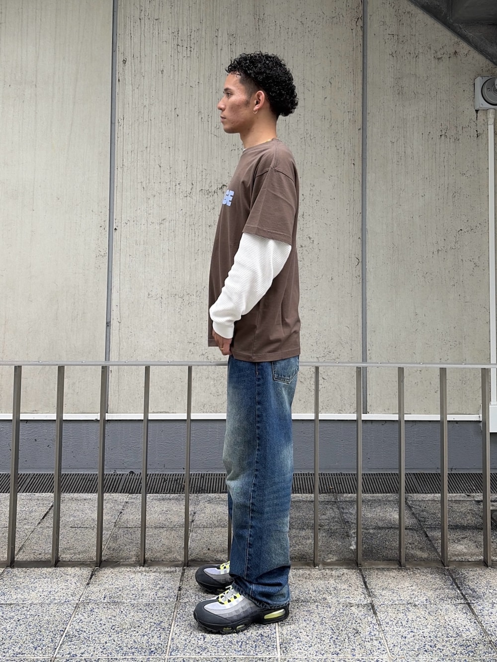 ブラック系のTシャツ/カットソー、ホワイト系のTシャツ/カットソー、ブルー系のデニムパンツを着用したメンズの夏コーディネートの2枚目の写真