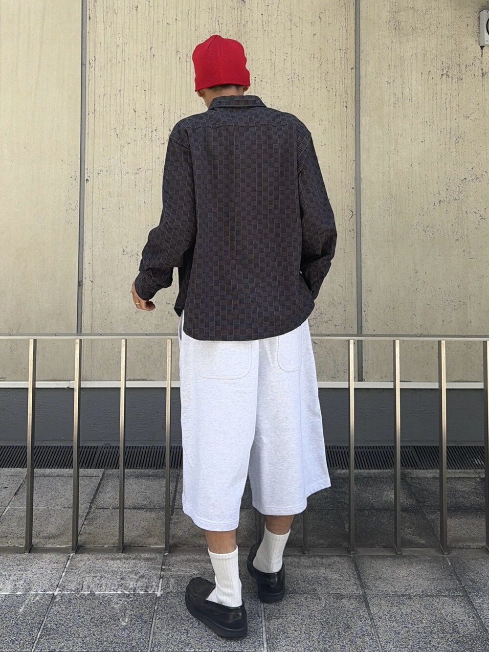 グレー系のスウェットパンツ、ブラック系のシャツ/ブラウス、レッド系のニットキャップ/ビーニーを着用したメンズの夏コーディネートの6枚目の写真