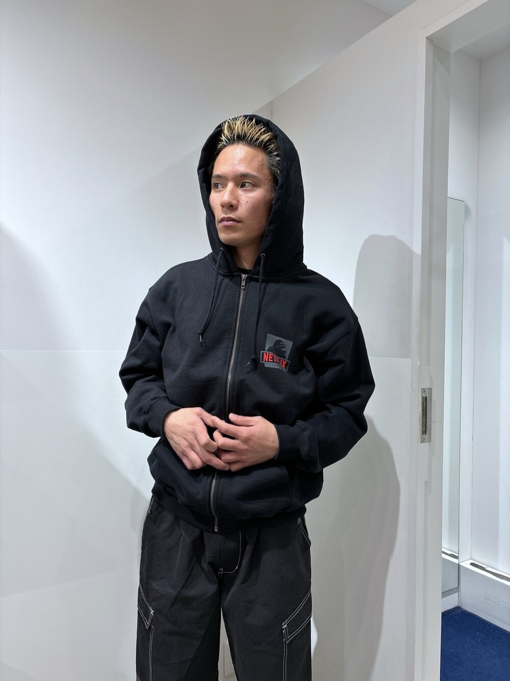 ブラック系のカーゴパンツ、ブラック系のパーカーを着用したメンズの冬コーディネートの9枚目の写真