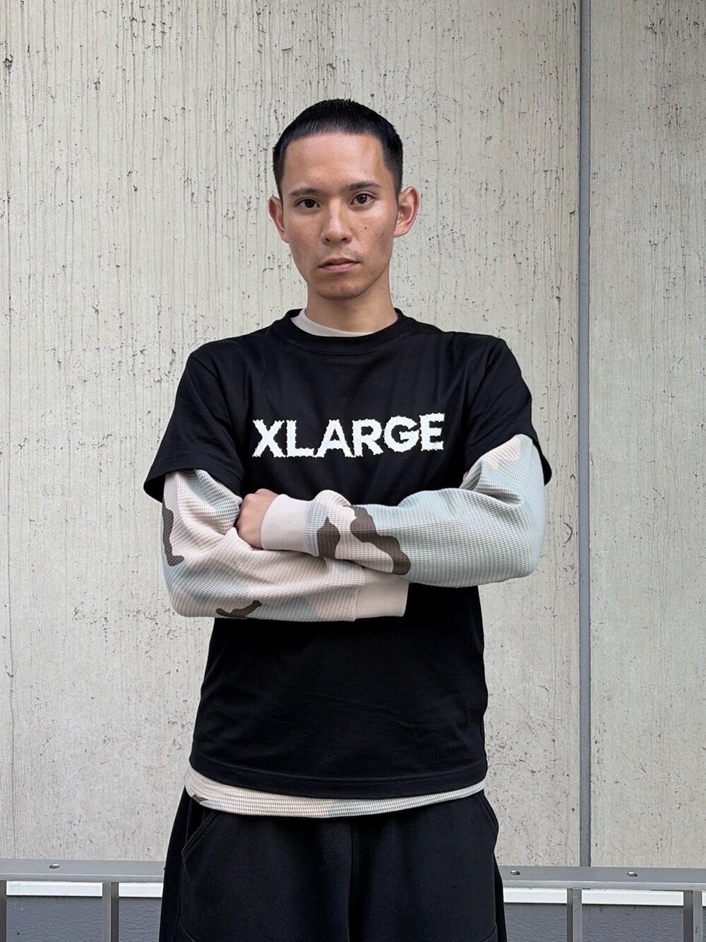 ピンク系のTシャツ/カットソー、その他のTシャツ/カットソー、グレー系のスウェットパンツを着用したメンズの夏コーディネートの5枚目の写真