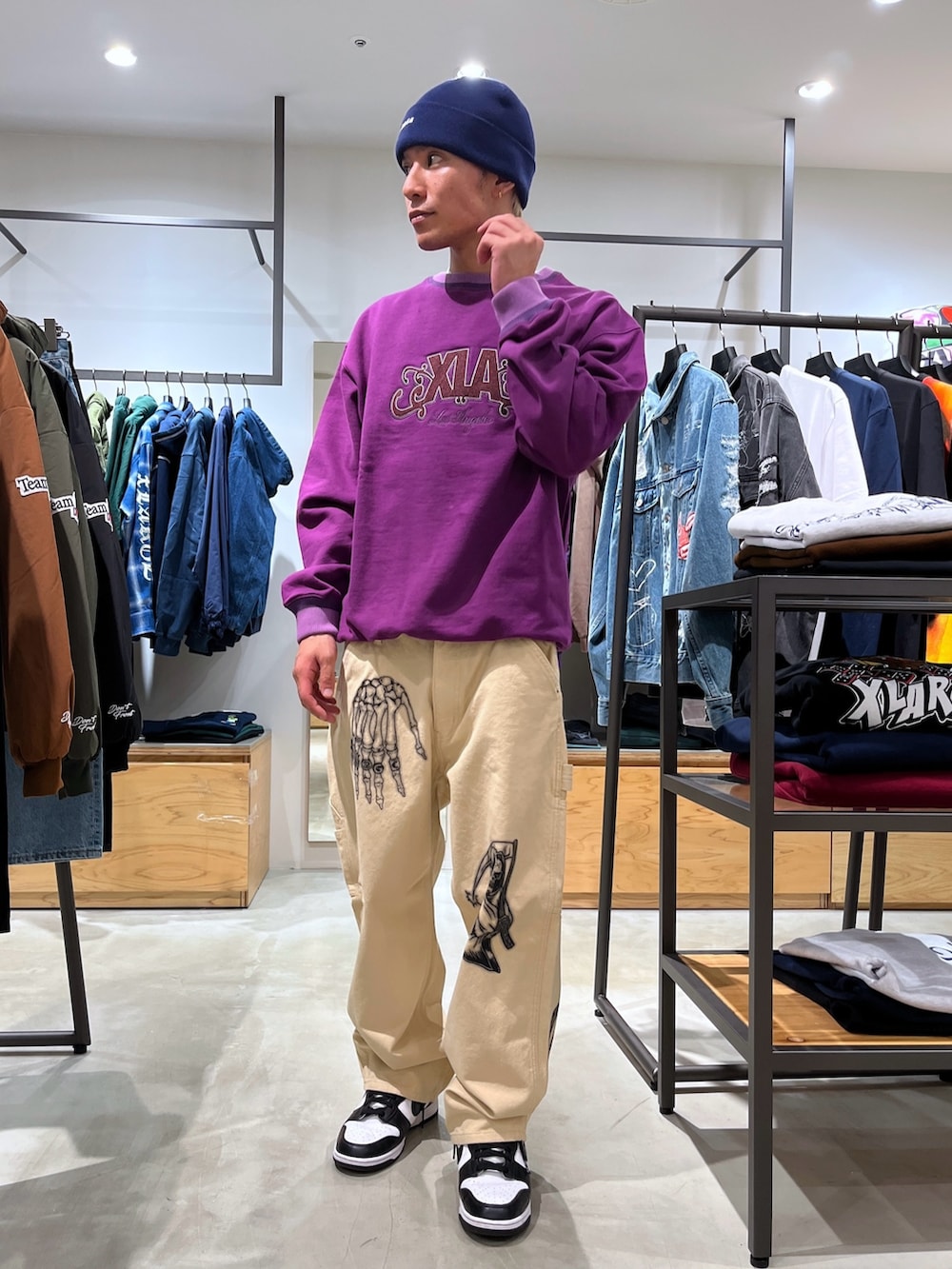 パープル系のスウェット、ベージュ系のその他パンツ、ブルー系のニットキャップ/ビーニーを着用したメンズの秋コーディネートの2枚目の写真