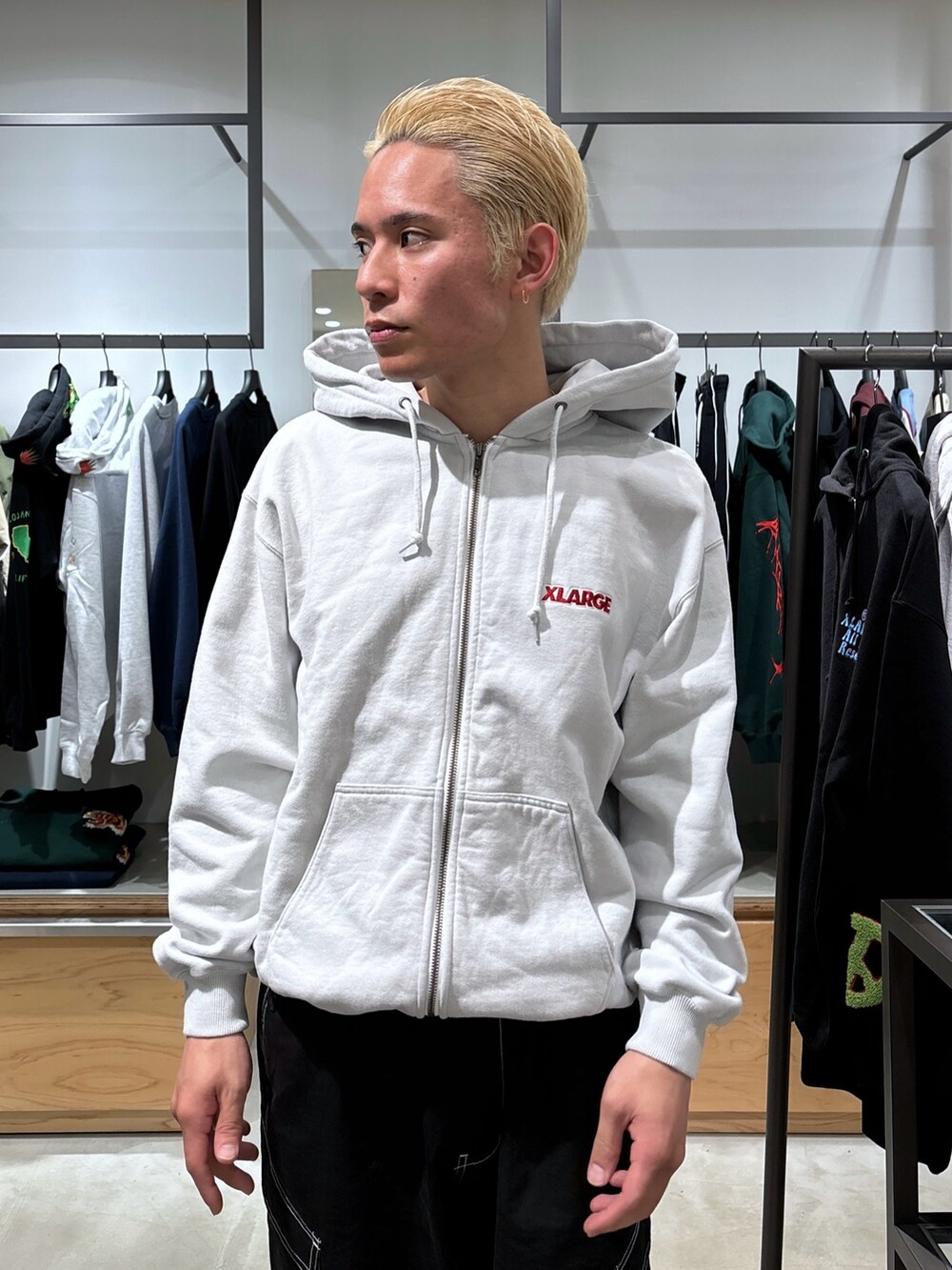 ブラック系のカーゴパンツ、ブラック系のブルゾン、グレー系のパーカーを着用したメンズの冬コーディネートの10枚目の写真