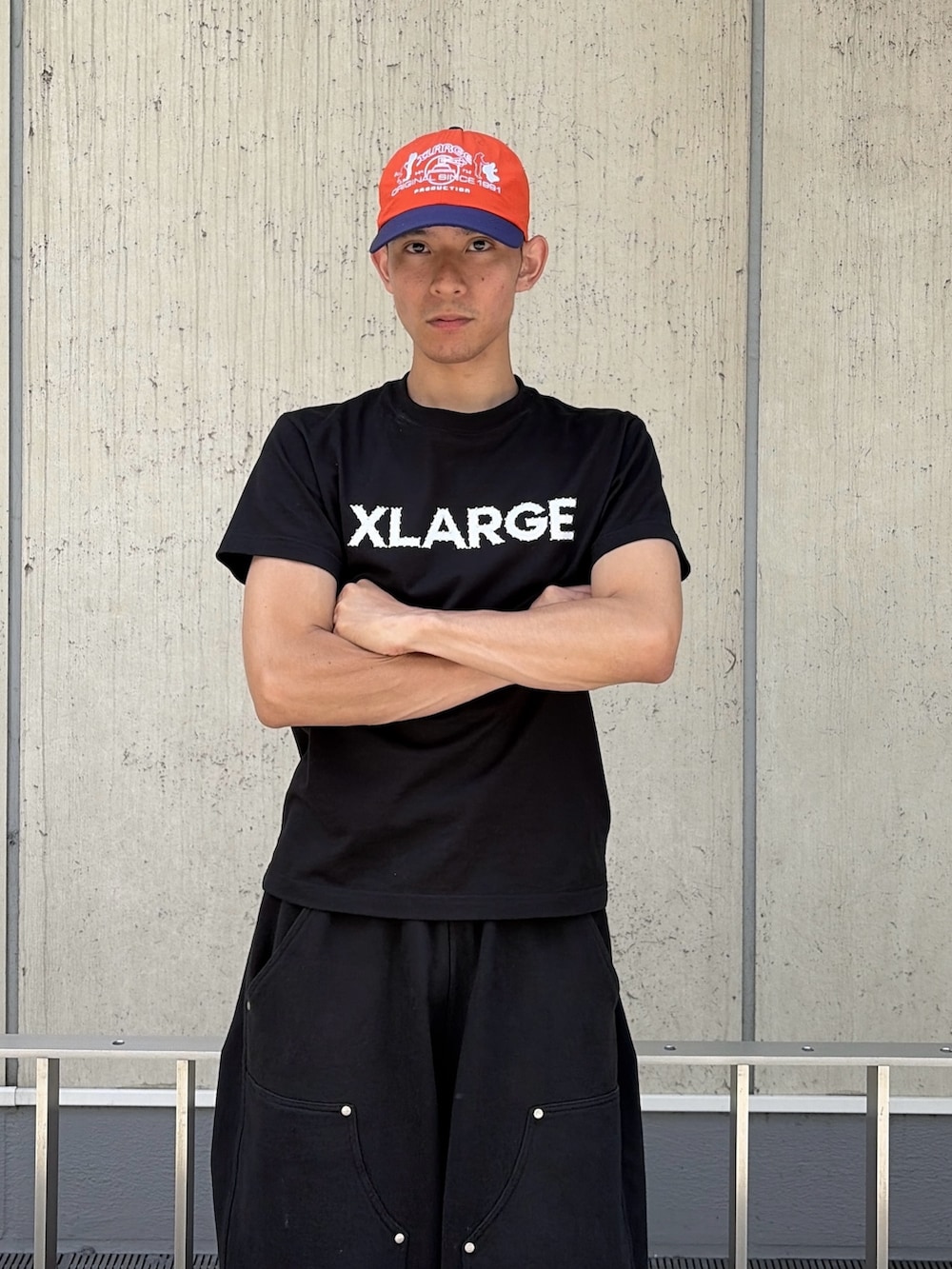 ピンク系のTシャツ/カットソー、グレー系のスウェットパンツ、オレンジ系のキャップを着用したメンズの夏コーディネートの4枚目の写真