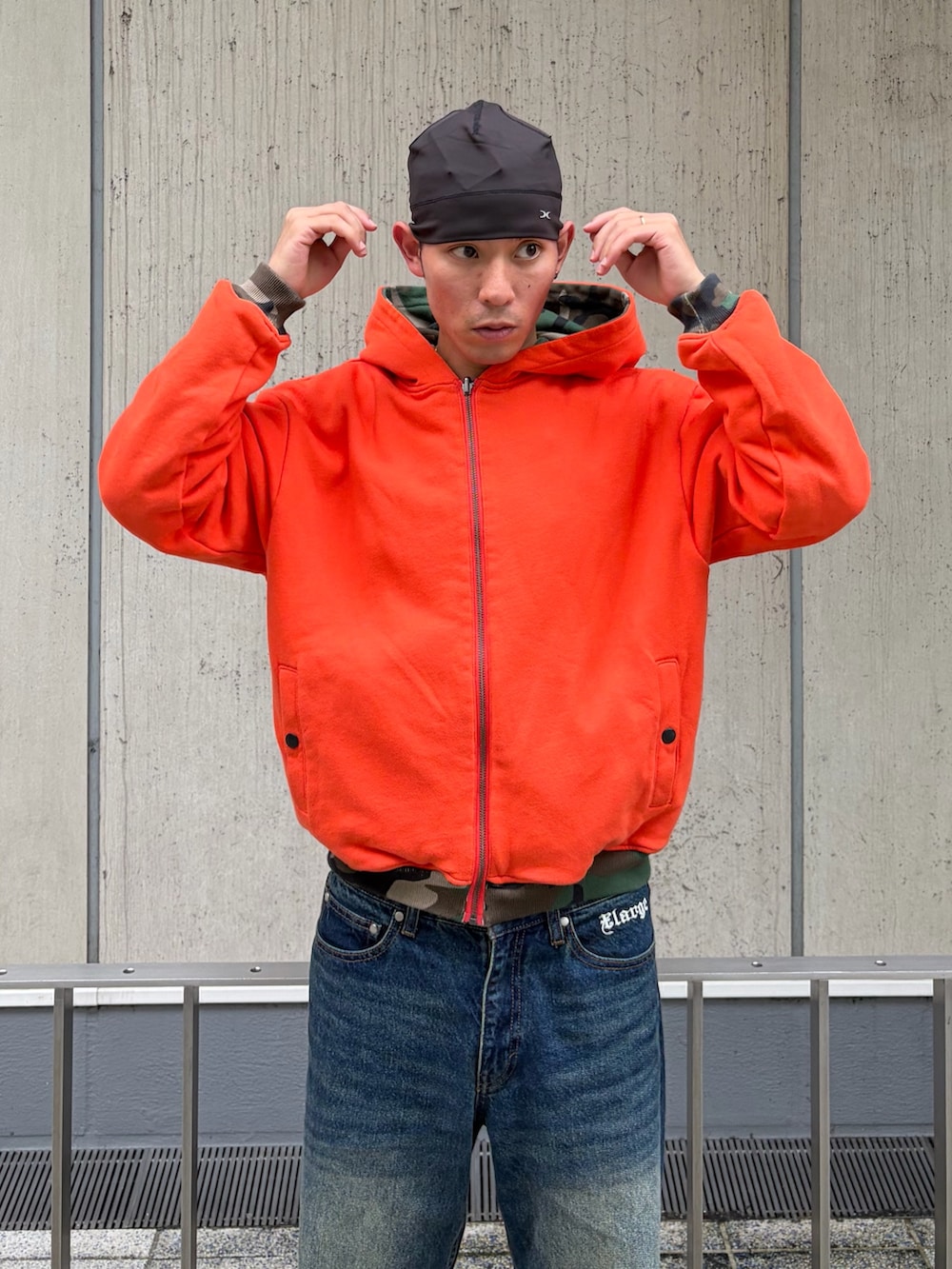 オレンジ系のパーカー、ブルー系のデニムパンツ、その他のニットキャップ/ビーニーを着用したメンズの秋コーディネートの10枚目の写真