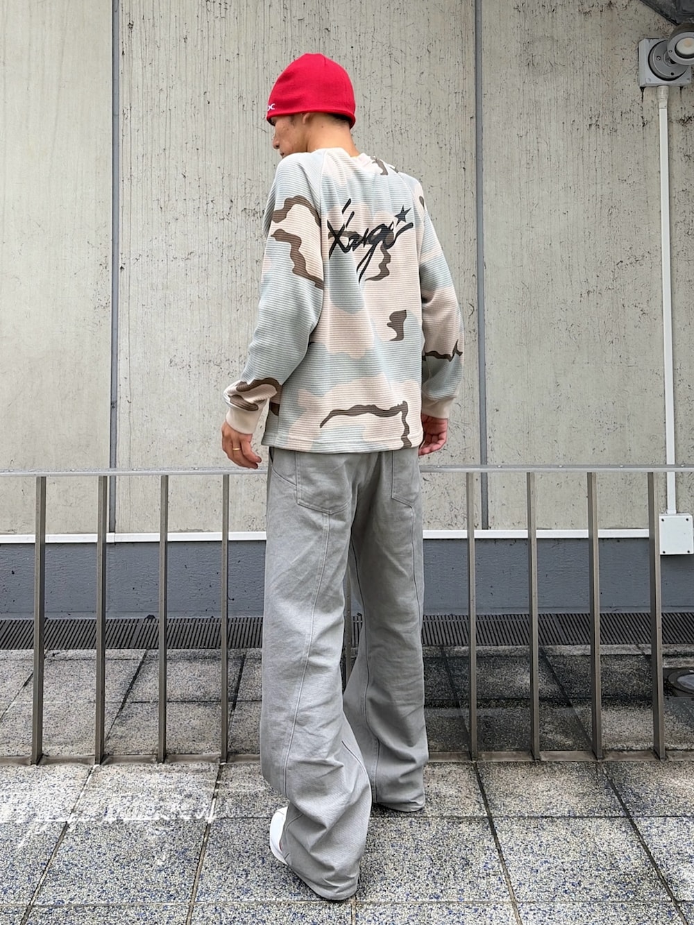 その他のTシャツ/カットソー、グレー系のその他パンツ、レッド系のニットキャップ/ビーニーを着用したメンズの夏コーディネートの5枚目の写真