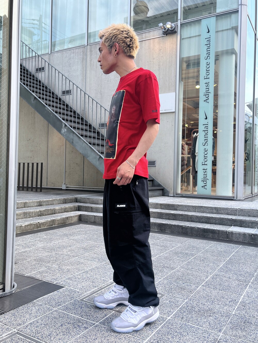 レッド系のTシャツ/カットソー、ブラック系のその他パンツを着用したメンズの夏コーディネートの3枚目の写真