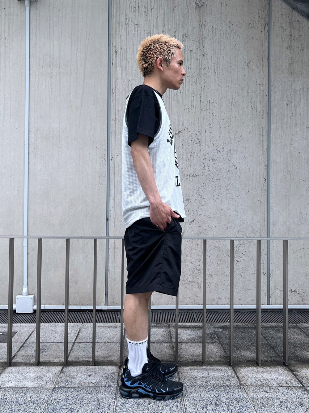 ホワイト系のTシャツ/カットソー、ホワイト系のTシャツ/カットソー、ブラウン系のその他パンツを着用したメンズの夏コーディネートの4枚目の写真