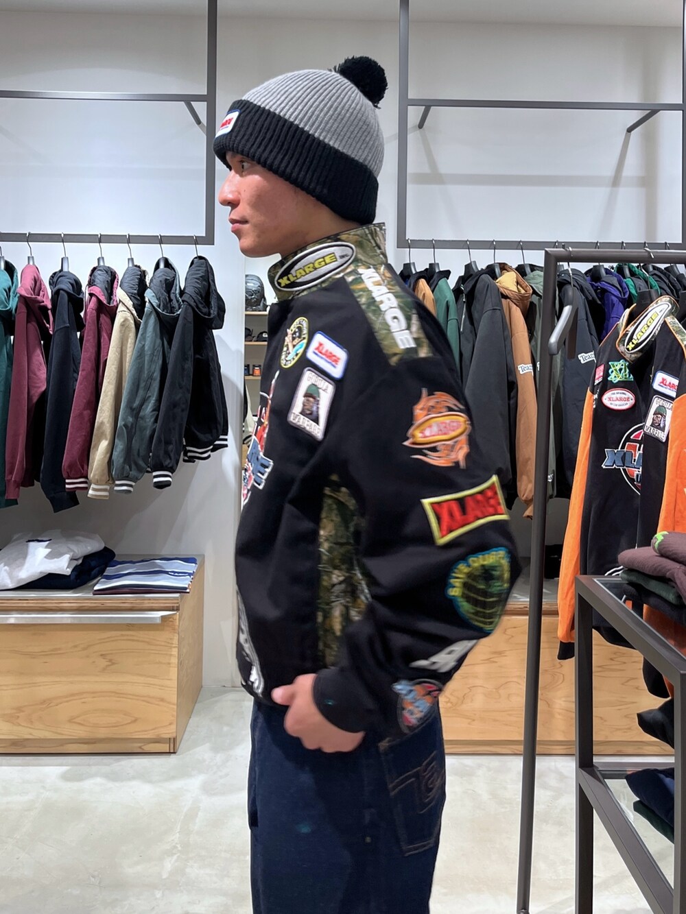 ブラック系のブルゾン、ブルー系のデニムパンツ、グレー系のニットキャップ/ビーニーを着用したメンズの秋コーディネートの8枚目の写真