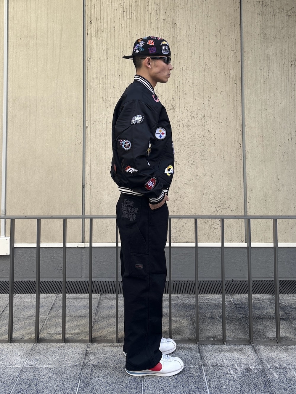 ブラック系のブルゾン、ブラック系のその他パンツ、ブラック系のキャップを着用したメンズの冬コーディネートの3枚目の写真