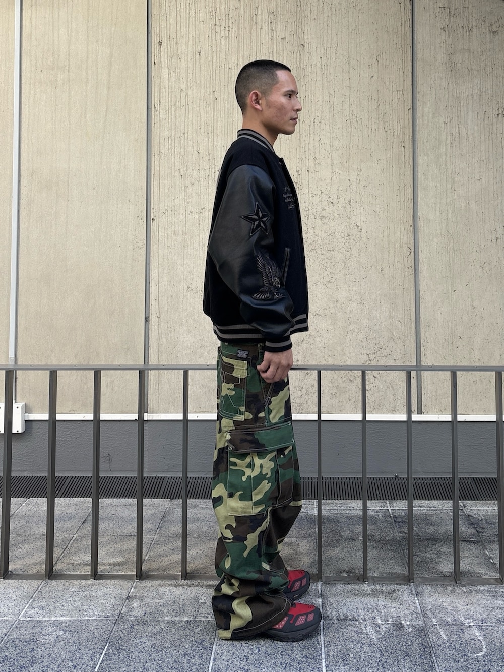 ブラック系のスタジャン、その他のカーゴパンツを着用したメンズの冬コーディネートの3枚目の写真