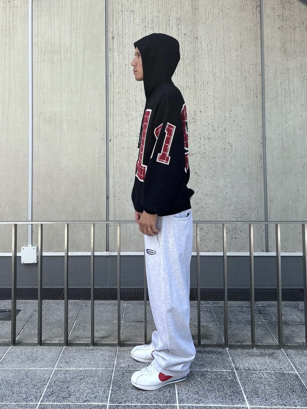 ブラック系のニット/セーター、グレー系のスウェットパンツを着用したメンズの秋コーディネートの2枚目の写真