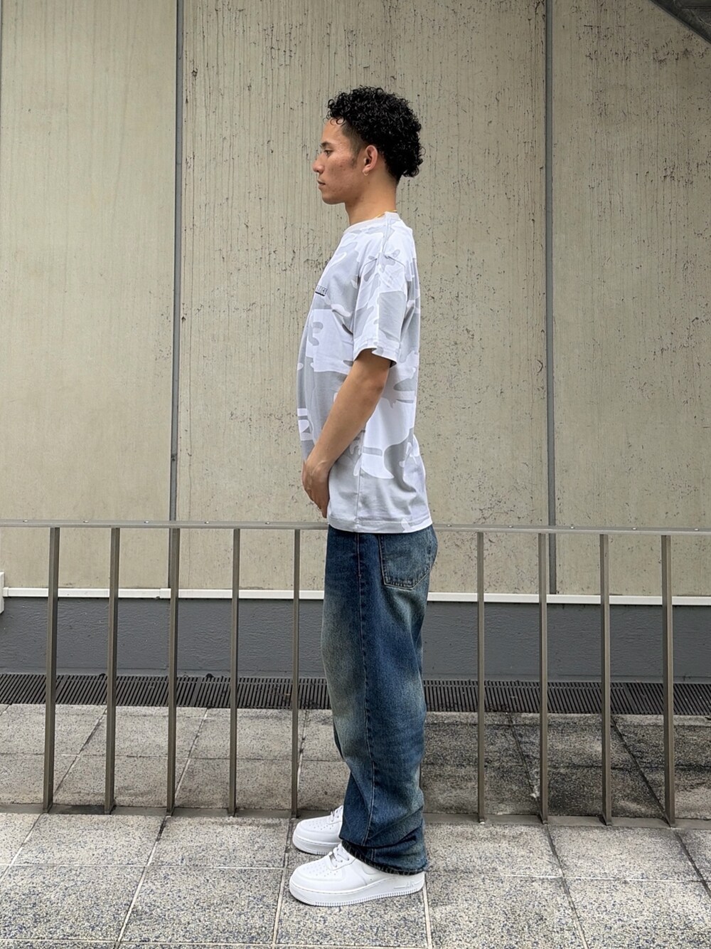 その他のTシャツ/カットソー、ブルー系のデニムパンツを着用したメンズの夏コーディネートの2枚目の写真