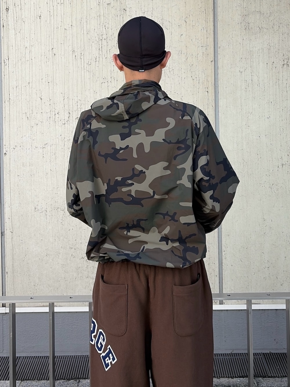 その他のナイロンジャケット、グレー系のスウェットパンツ、その他のニットキャップ/ビーニーを着用したメンズの秋コーディネートの9枚目の写真